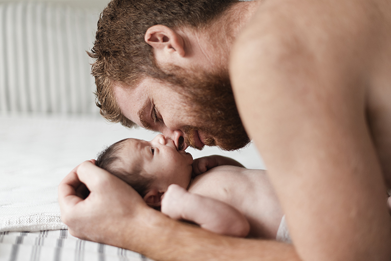 Otac i beba na postelji